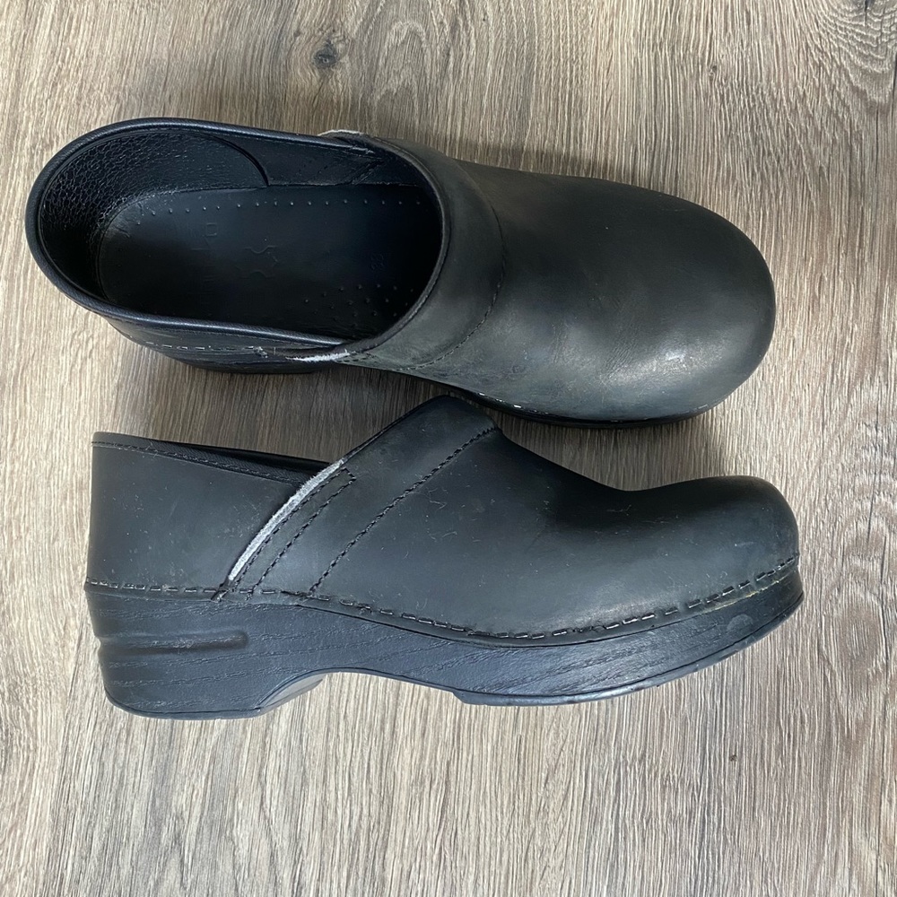 Black Dansko clogs 38
